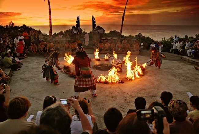 Hanoman_Kecak_Dance_Uluwatu_sunset