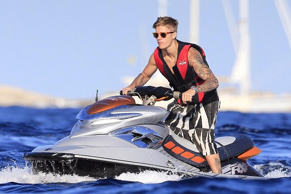 This is what Bieber does when he's not annoying people.