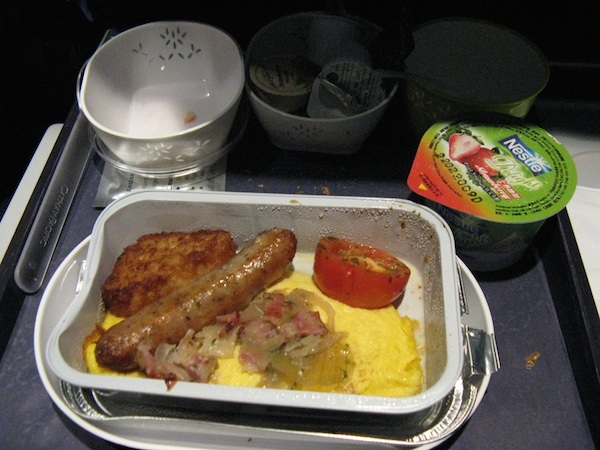 cathay pacific http-::lettuceeatkale.files.wordpress.com:2009:10:airline-food-breakfast.jpg