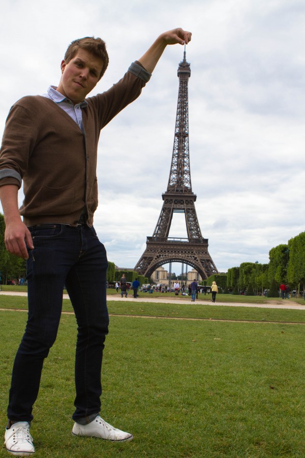 Ananya Panday poses alongside her 'twin inspiration' Gauri Khan in front of Eiffel  Tower; see PIC | PINKVILLA