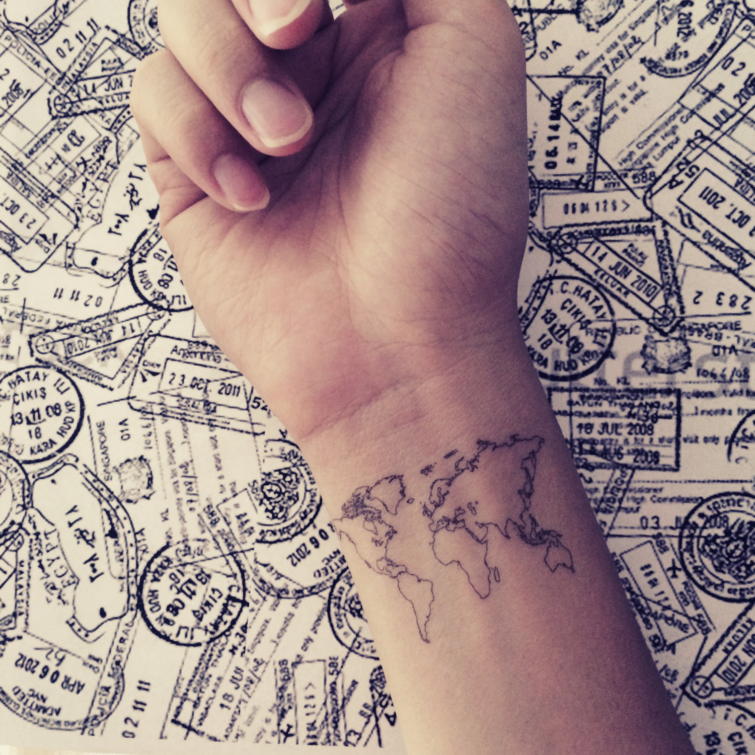 Татуировка на руке путешествия