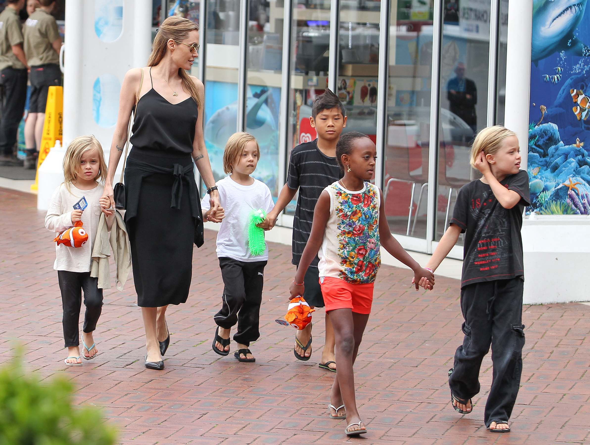 1378663741_angelina-jolie-kids-aquarium_2-copy