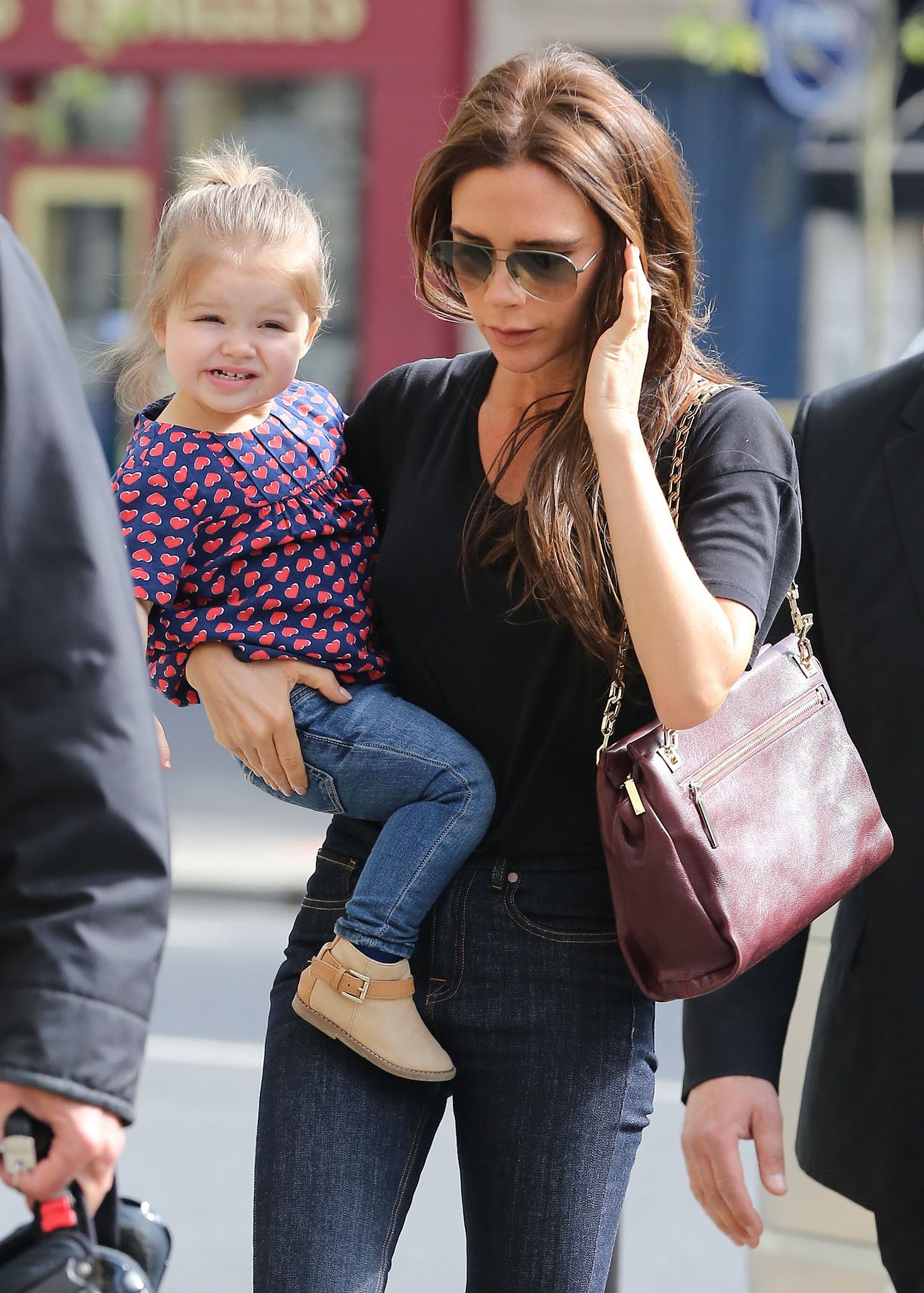Victoria-Beckham-took-her-daughter-Harper-shopping-Paris