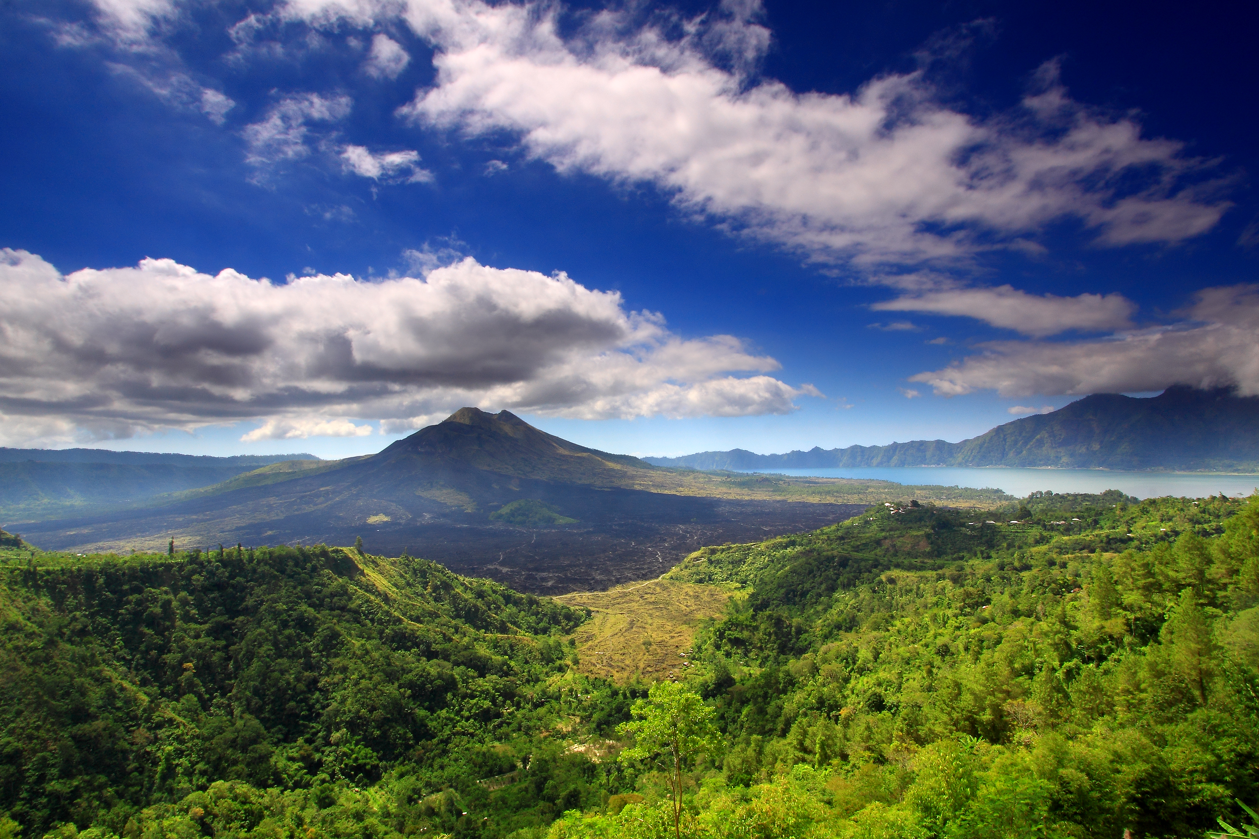 Mount_batur_and_lake