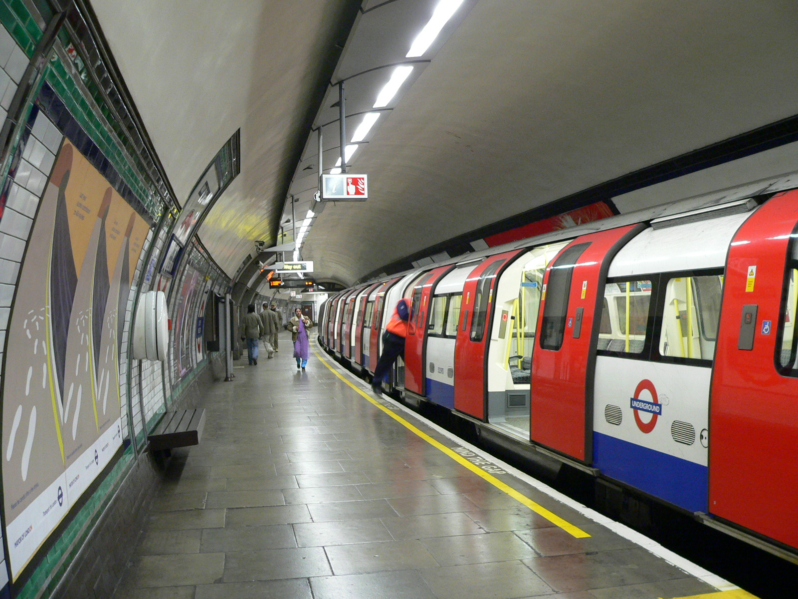 South_Wimbledon_tube_station_-_1995_Stock_train