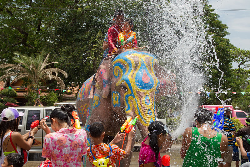 800px-Songkran_8_-_Ayutthaya