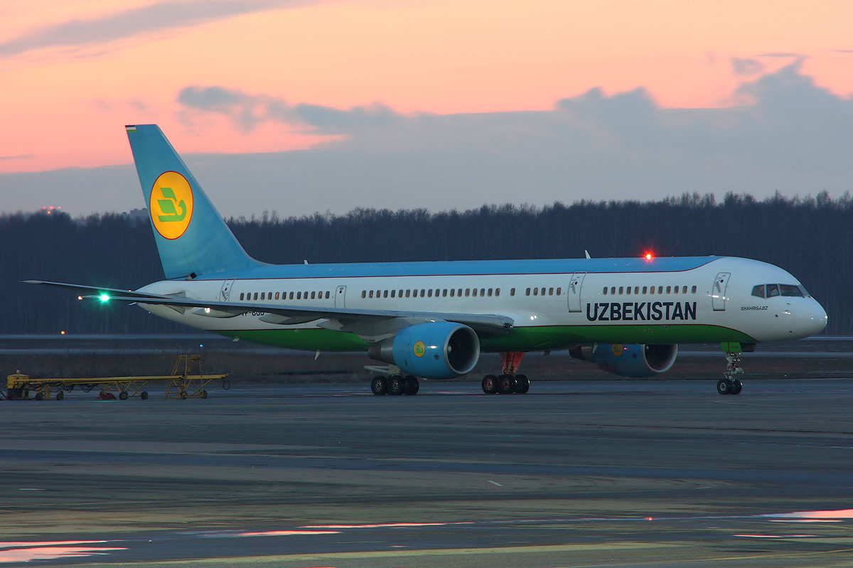 Uzbekistan_Airways_Boeing_757-200_VP-BUD_LED_2009-4-3