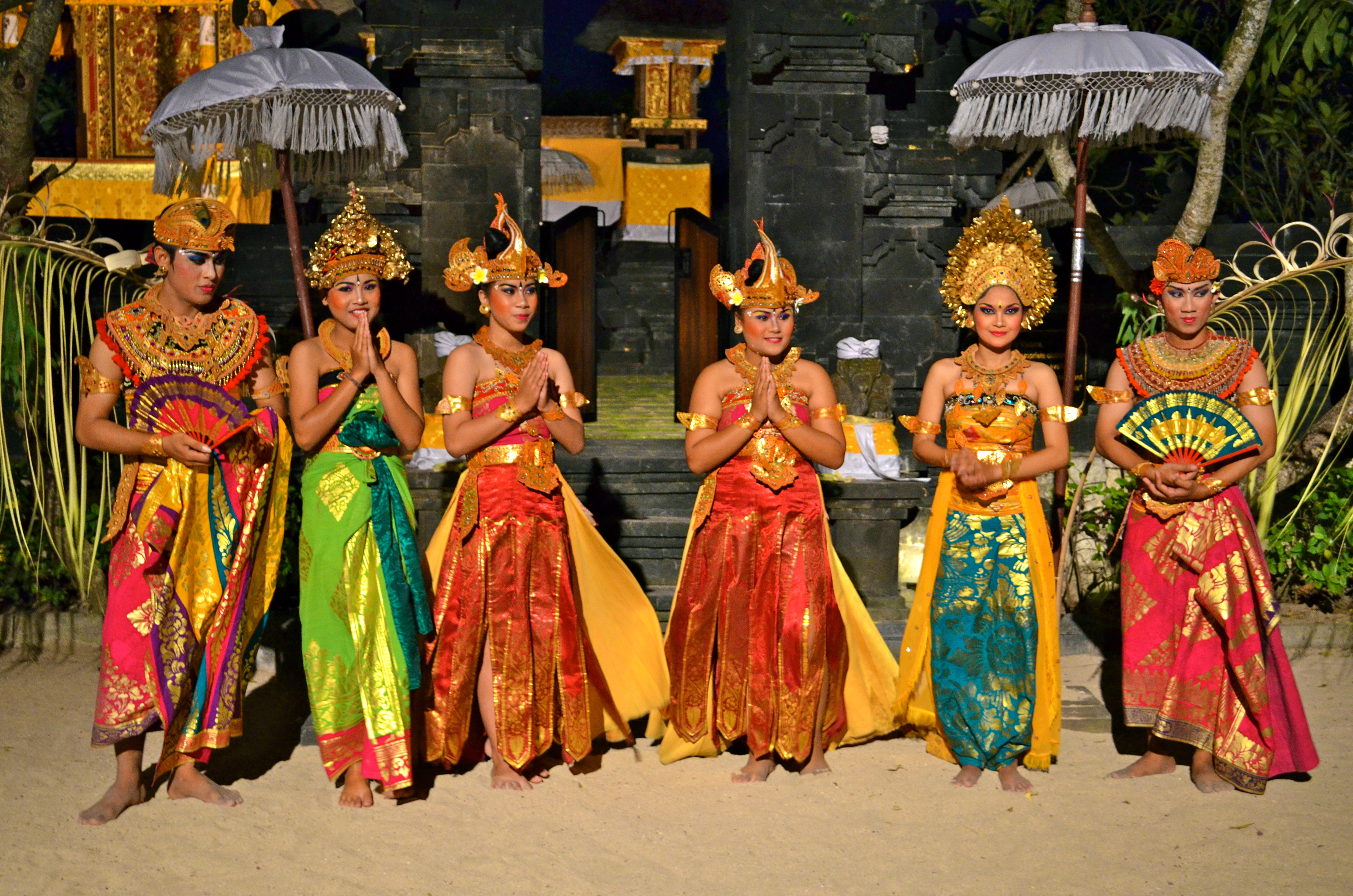 Balinese_Hindus_dressed_for_traditional_dance_Indonesia