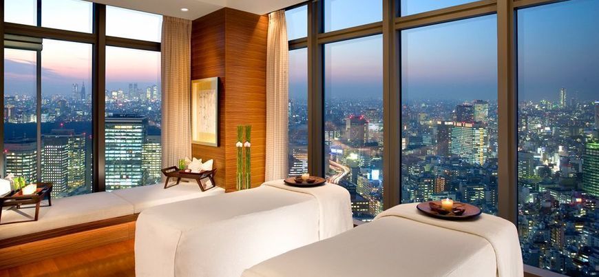 slideshow_002867-05-spa-room-huge-windows-city-view-night