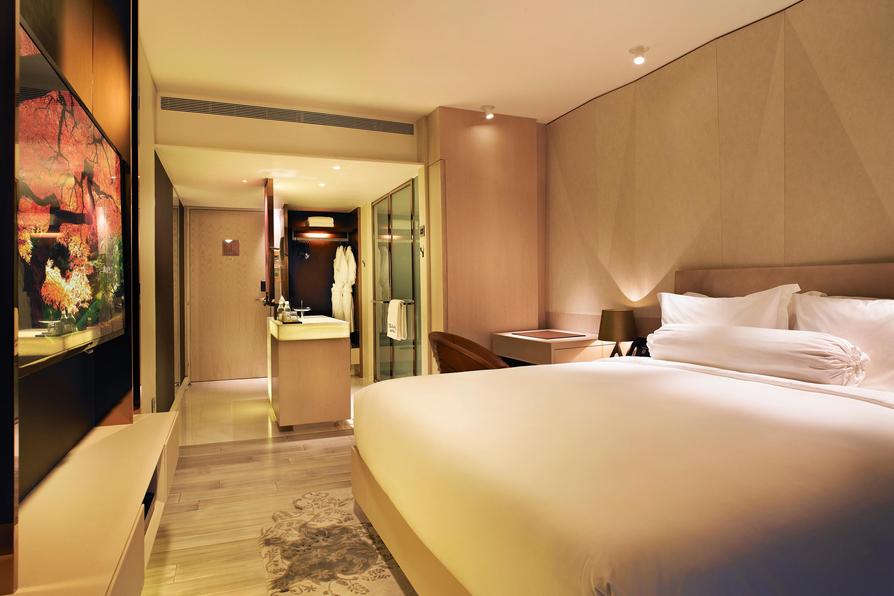 2241284-Naumi-Hotel-Singapore-Guest-Room-1-RTS