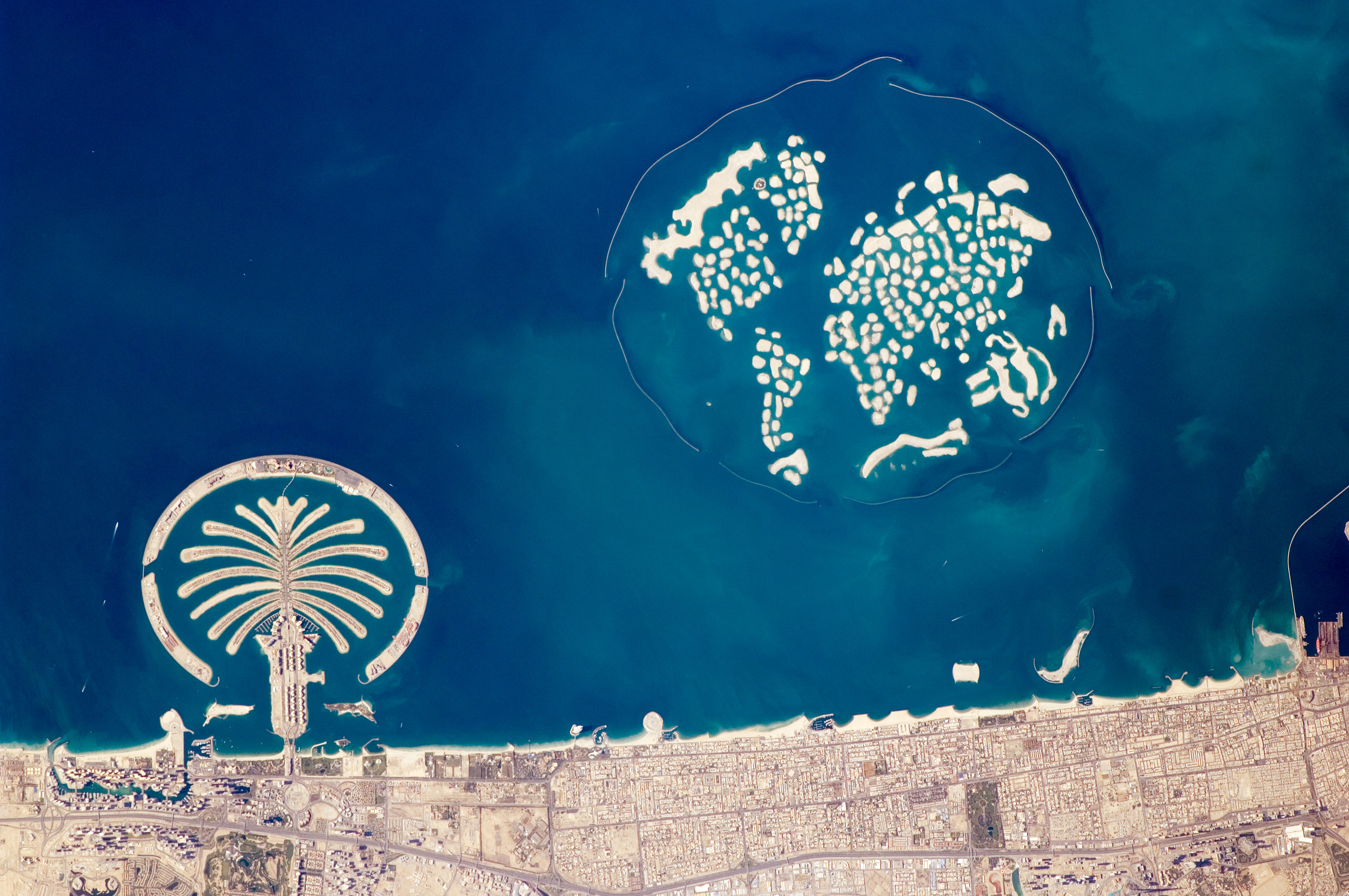 Artificial_Archipelagos,_Dubai,_United_Arab_Emirates_ISS022-E-024940_lrg