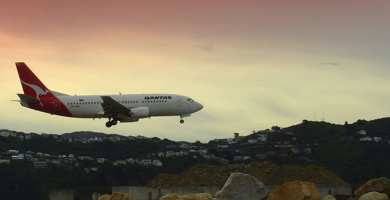 1280px-WLG_Qantas_737