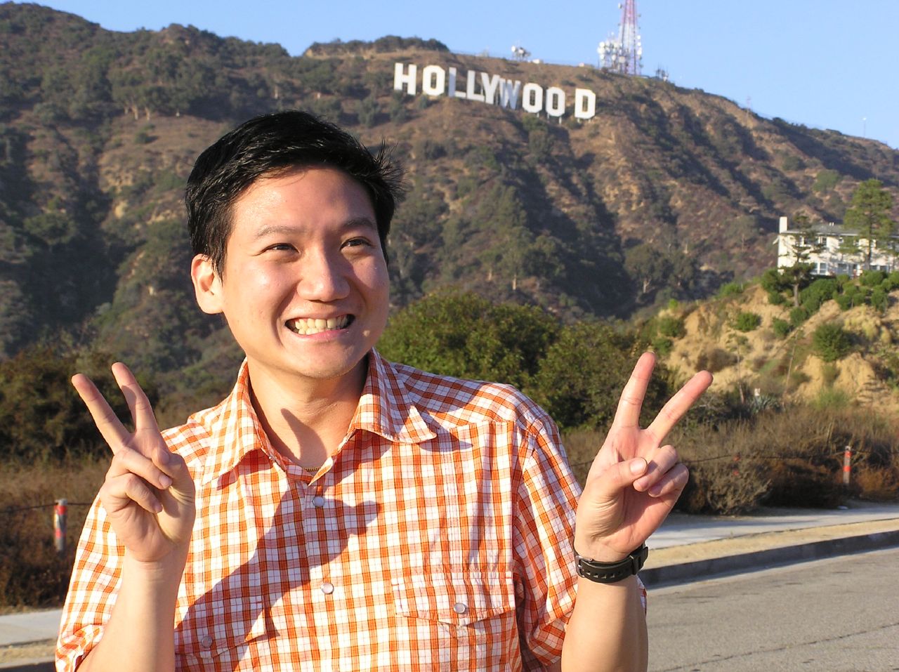 Ever Wondered Why Asian Tourists Flash The Peace Sign For Photos Wanderluxe