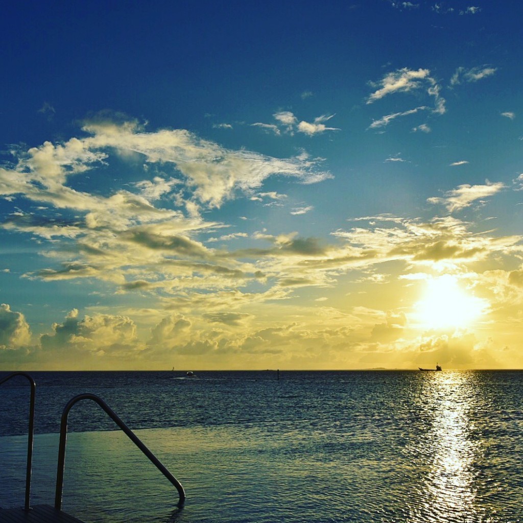 Baros_Maldives_Luxury_Resort_Paradise_House-infinity_pool_sunset-1024x1024