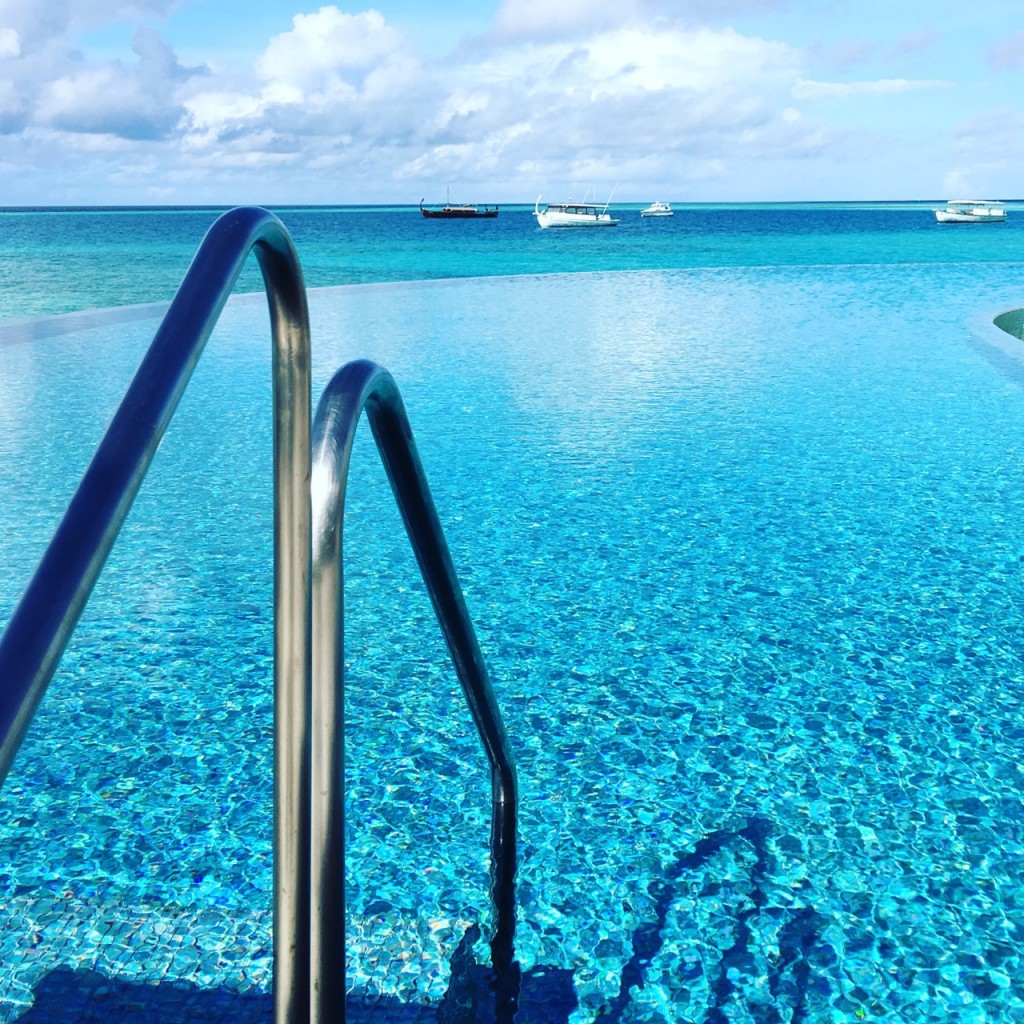 Baros_Maldives_Luxury_Resort_Paradise_blue_infinity_pool-1024x1024