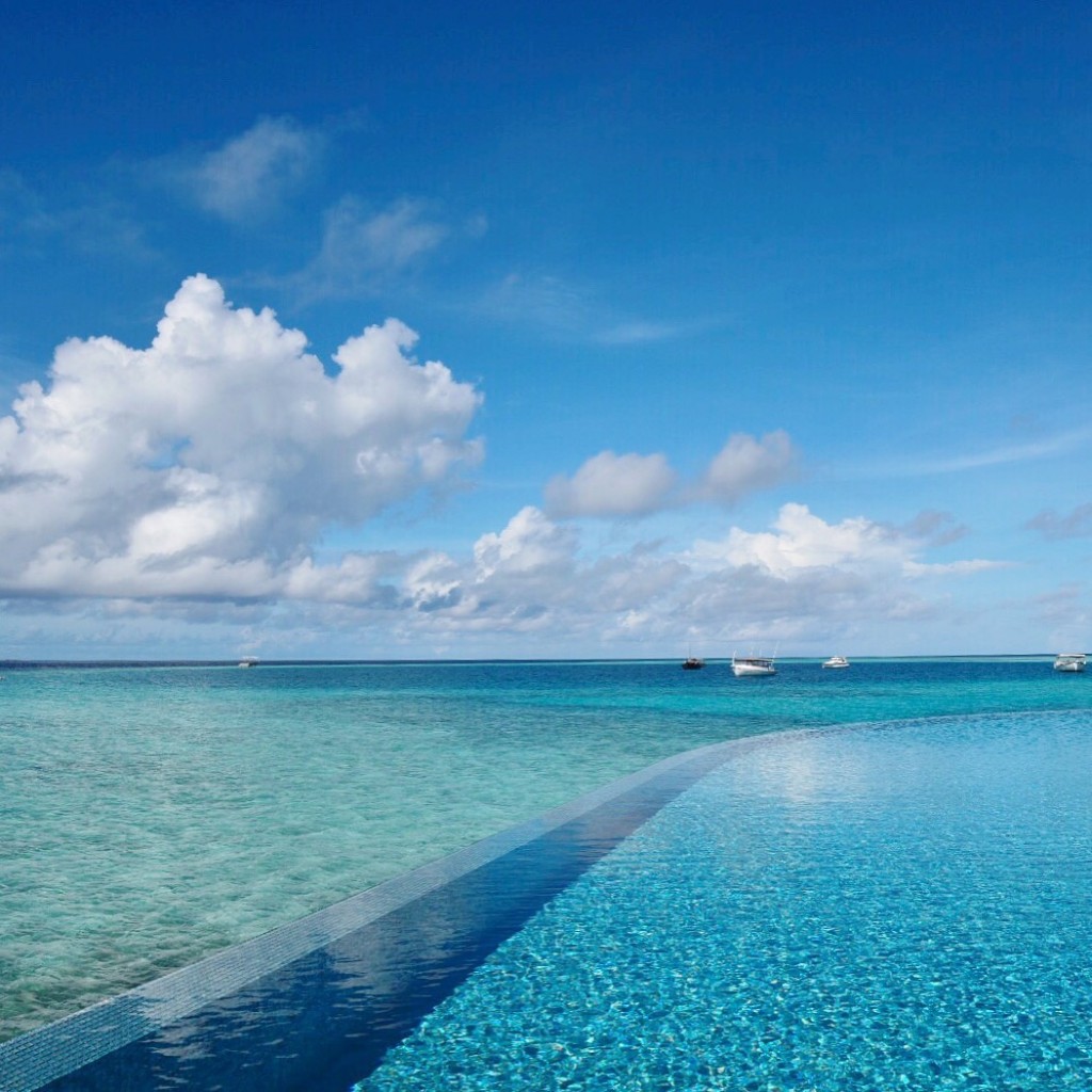 Baros_Maldives_Luxury_Resort_Paradise_infinity_pool_blue-1024x1024