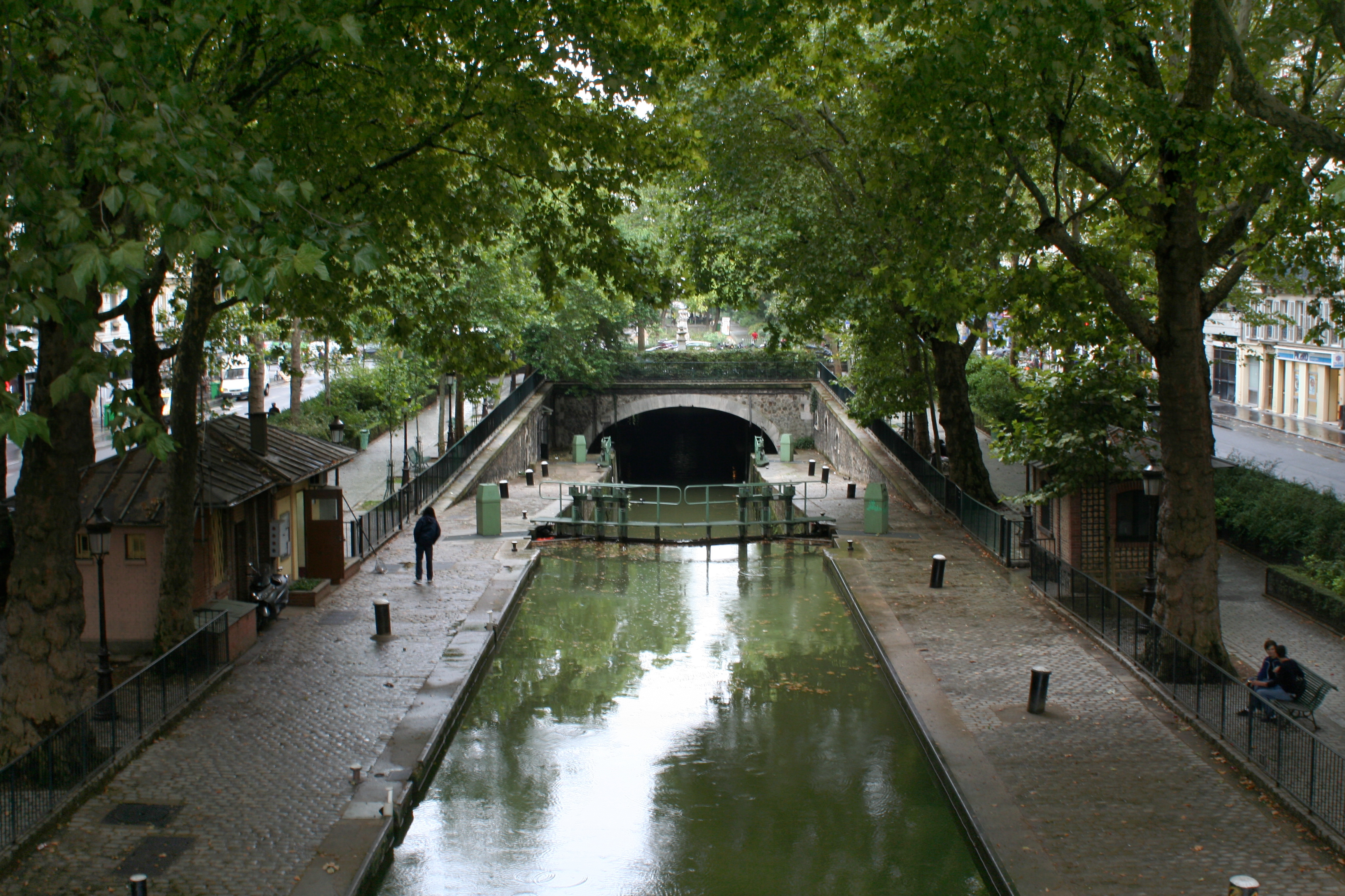 Canal_Saint-Martin,_écluse_du_Temple,_vers_l'aval