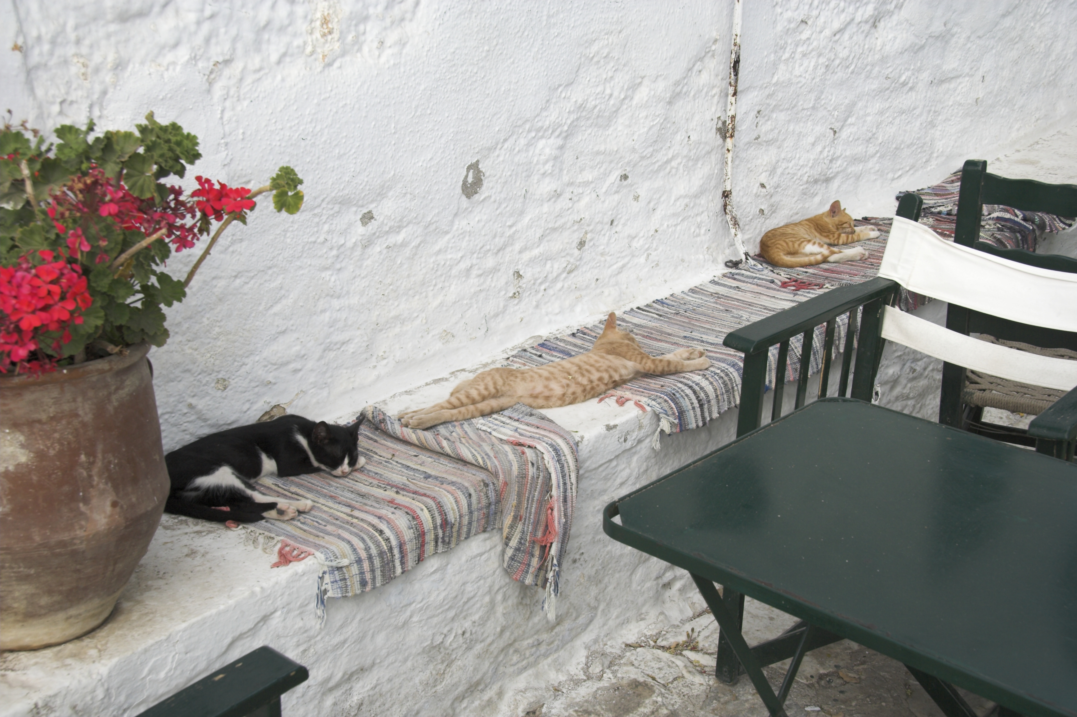 Siesta u jedné z hospod v Chóøe Amorgu.