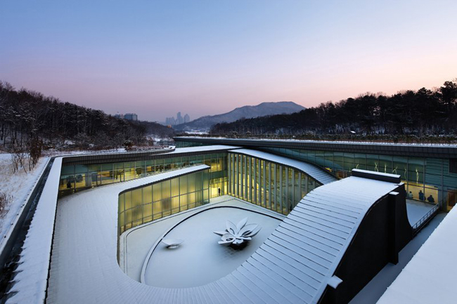 5022e1d128ba0d4e9a00000d_seoul-memorial-park-haeahn-architecture_view_from_south_credit_park_youngchae-jpg