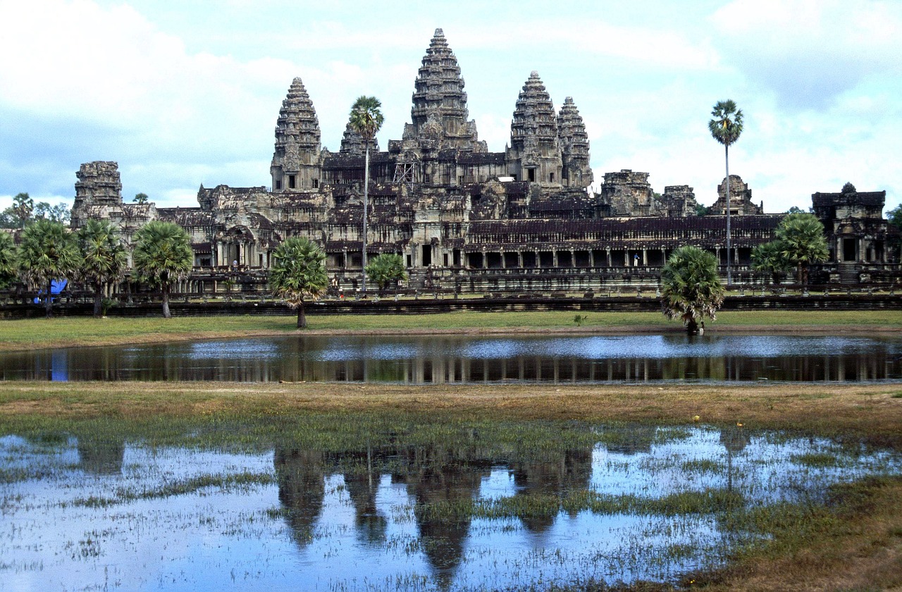 angkor-wat-temple-1159193_1280