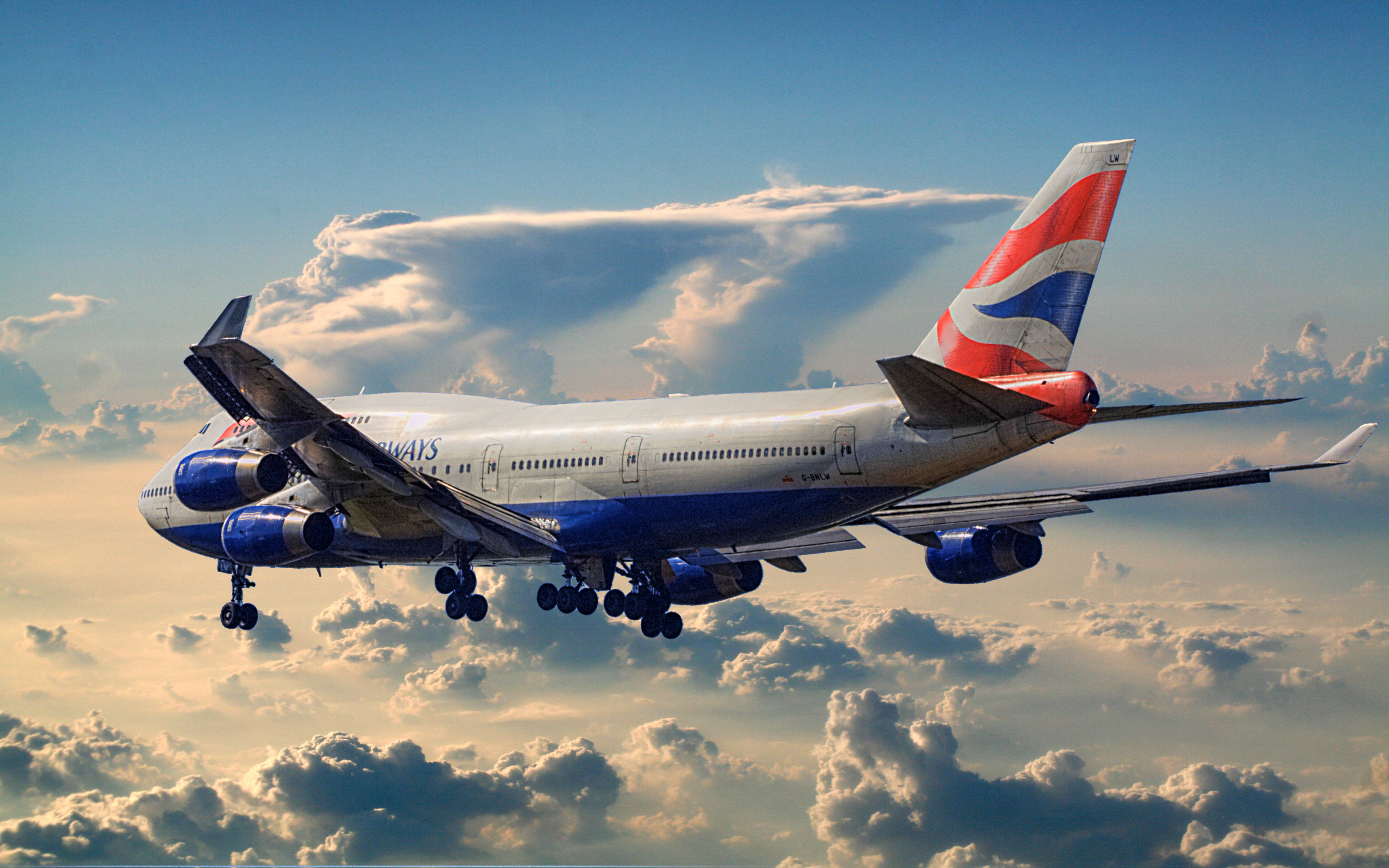 British_Airways_Boeing_747-400_leaving_town