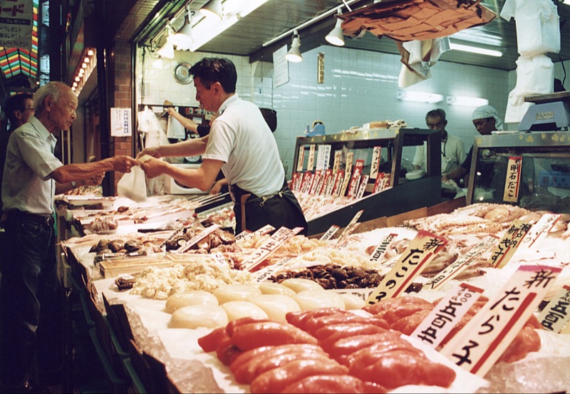 Fish_shop_by_ellievanhoutte_in_Nishiki-ichiba,_Kyoto