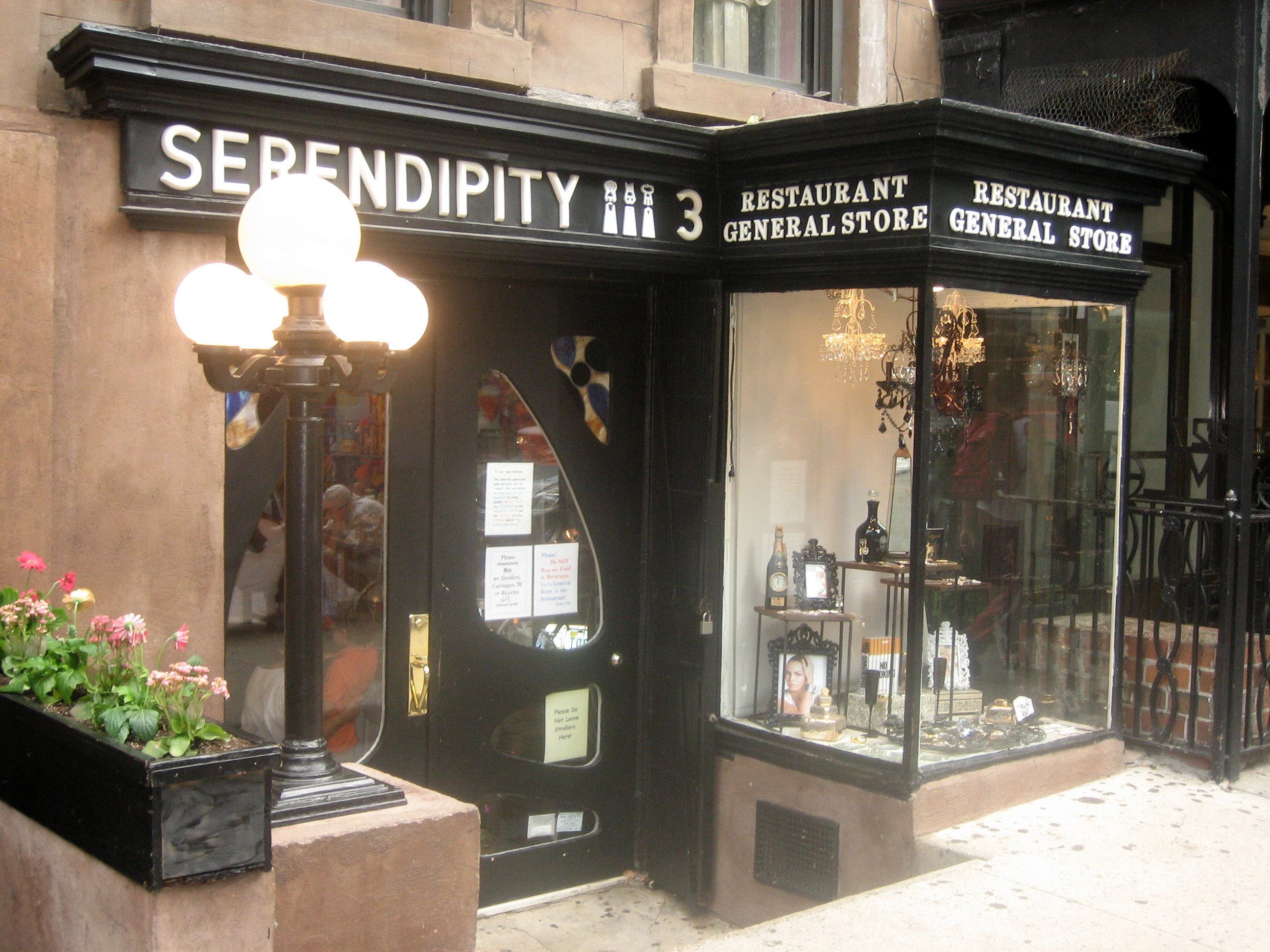 Entrance_to_Serendipity_3,_the_New_York_City_dessert_restaurant