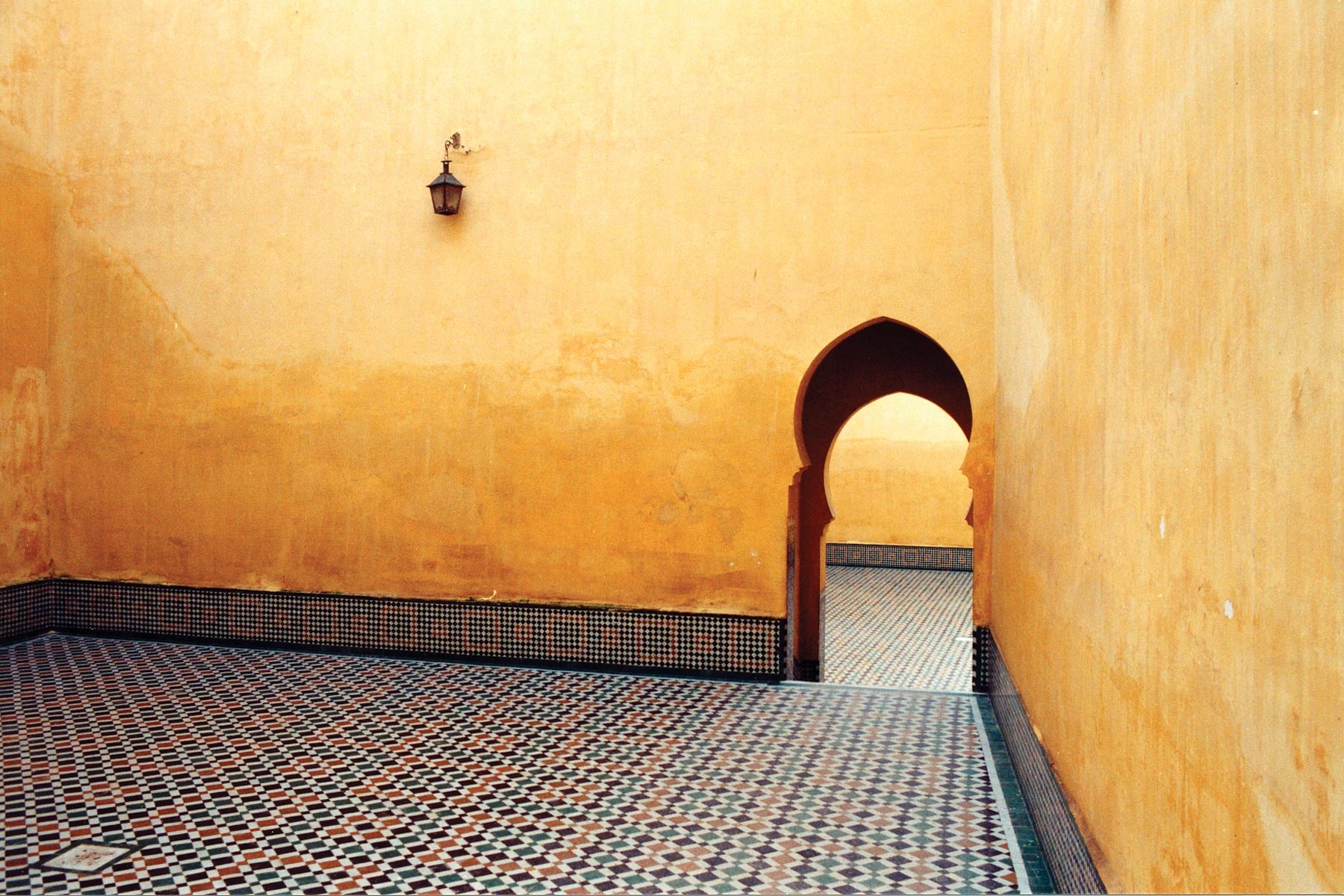 tUHd7kHTp6Ha4s9wONcI_Palace-Courtyard,-Meknes,-Morocco