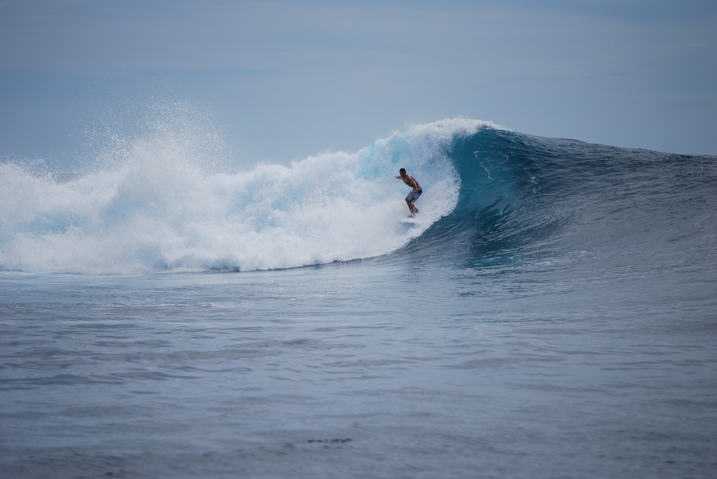 Surfers_explore_the_mentawai_islands