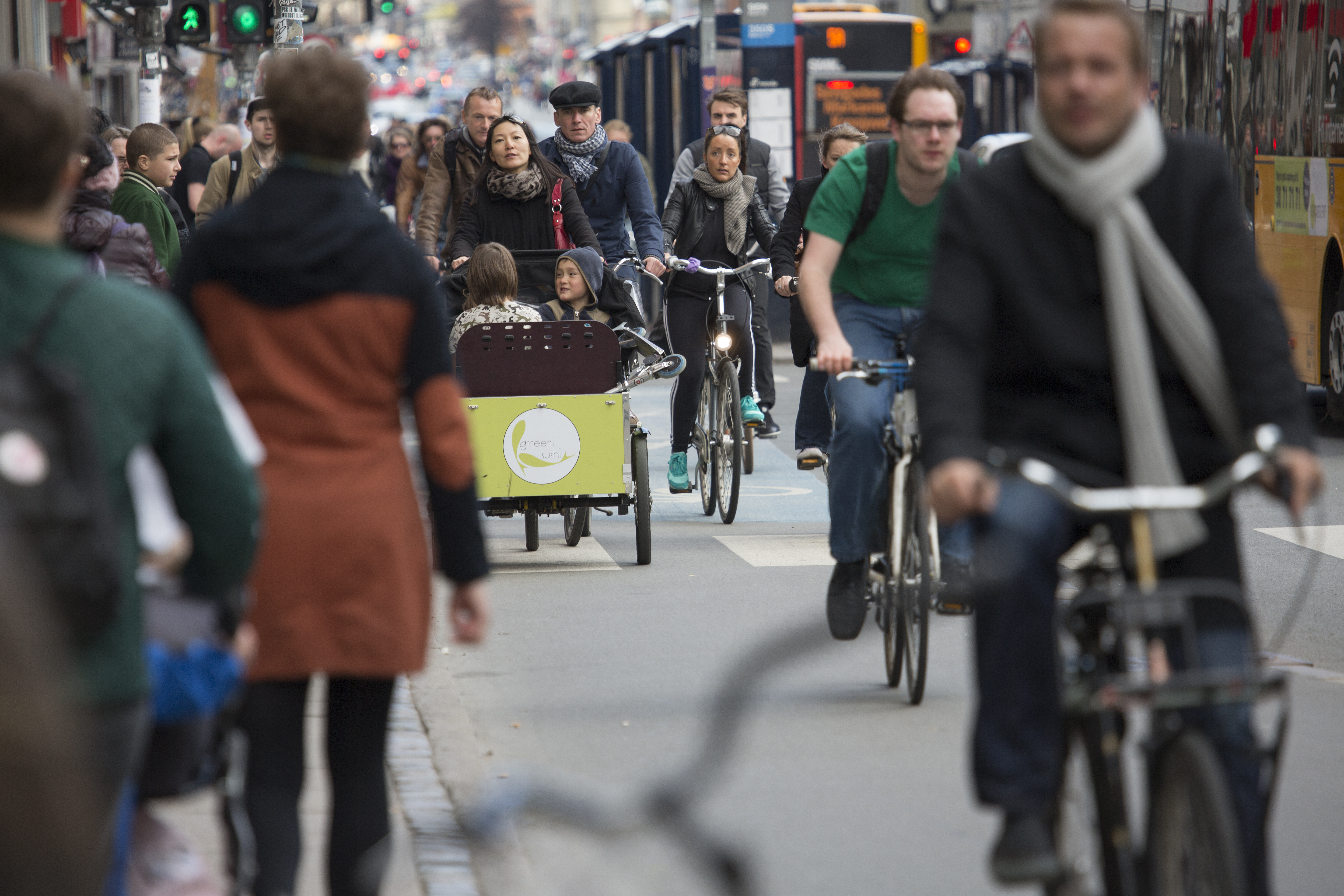 Cykelbyen København, Copenhagen bike city, cykelstaden Köpenhamn. Nørrebrogade i centrala København fotograferad 20 april 2013. Foto: News Øresund – Johan Wessman. © News Øresund. Bilden får fritt publiceras under förutsättning att källa anges. Bilden får ej manipuleras. The picture can be used freely under the prerequisite that the source is given. Photo manipulation is not allowed. Originalfil tillhandahålles gratis, kontakta: News Øresund, Malmö, Sweden. www.newsoresund.org News Øresund är en oberoende regional nyhetsbyrå som ingår i projektet Øresund Media Platform som drivs av Øresundsinstituttet i partnerskap med Lunds universitet och Roskilde Universitet och med delfinansiering från EU (Interreg IV A Öresund) och 14 regionala, icke kommersiella aktörer.