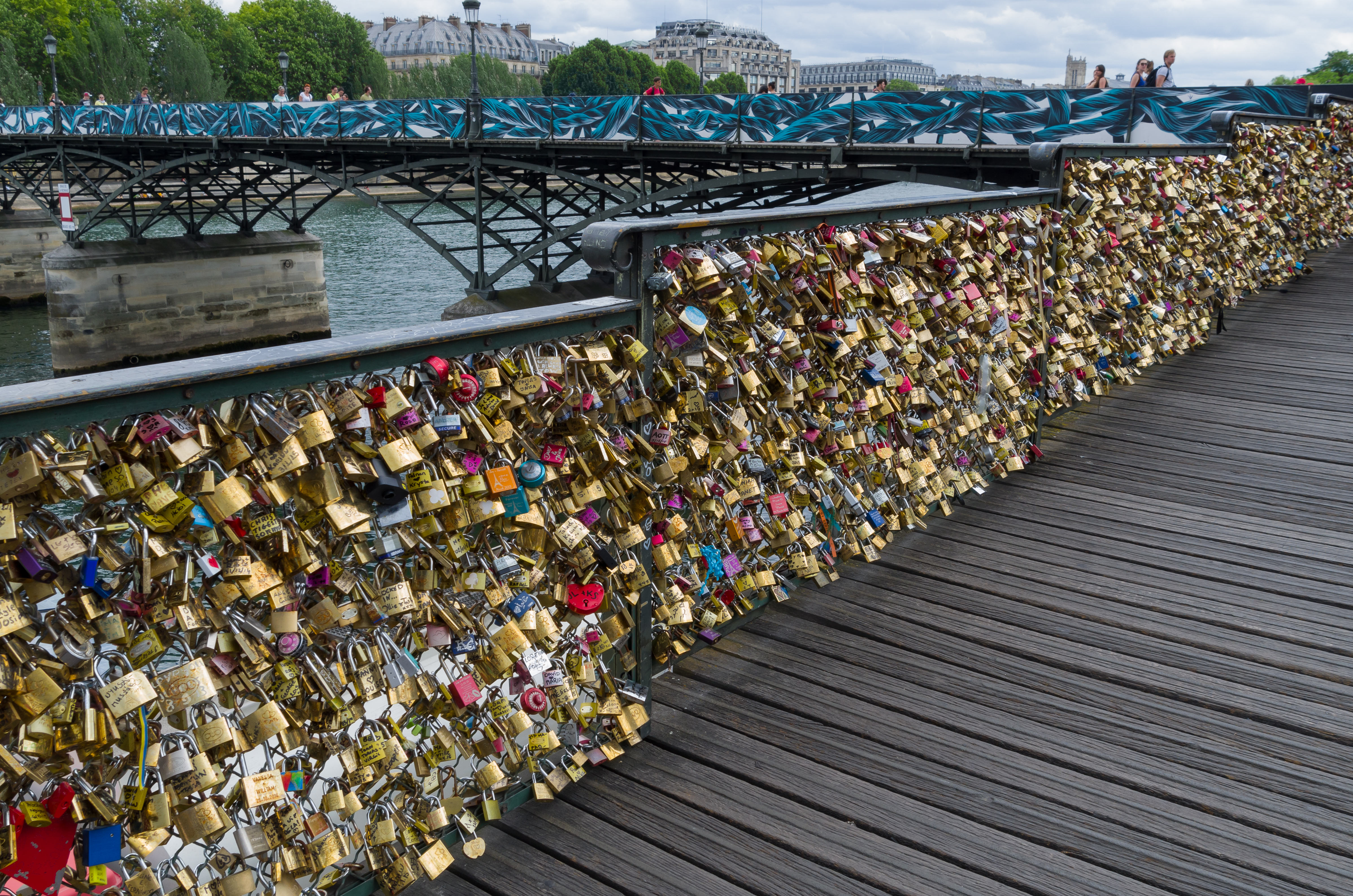 love_padlocks_on_the_pont_des_arts_paris_12_june_2015