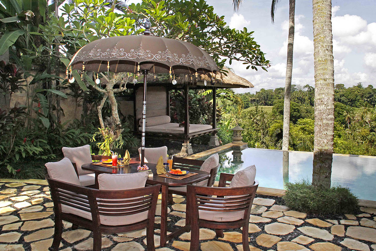 villa-ria-sayan-bali-outdoor-dining