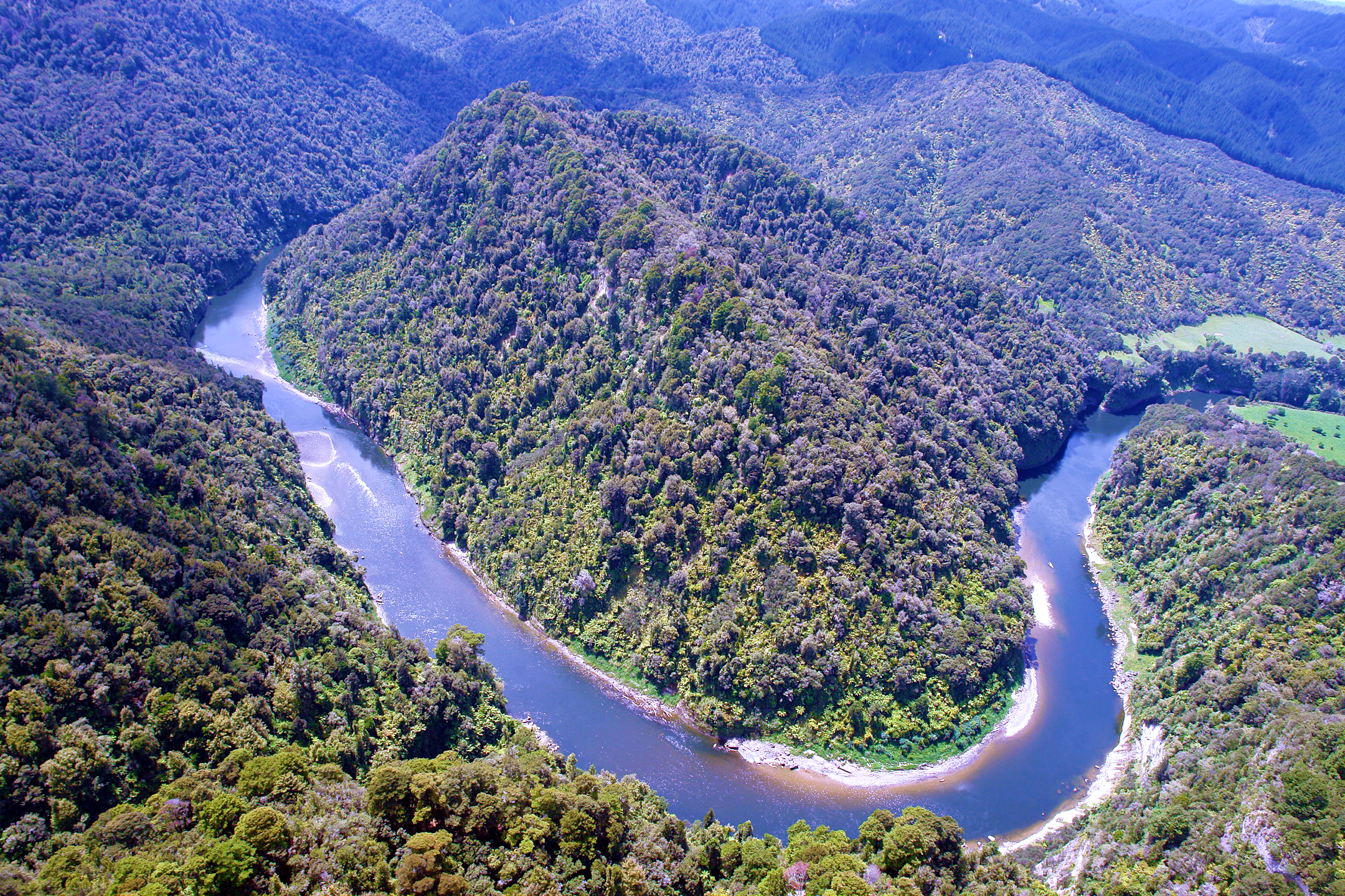 cool_bend_on_whanganui_river_-_panoramio