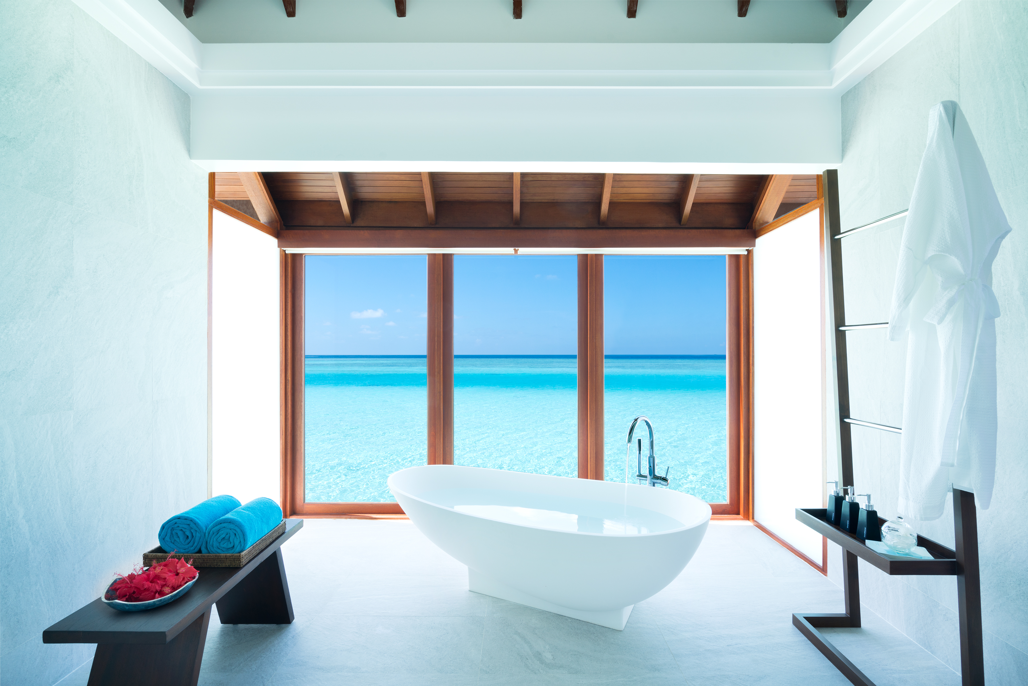 anantara_dhigu_resort_over_water_suite_bathtub