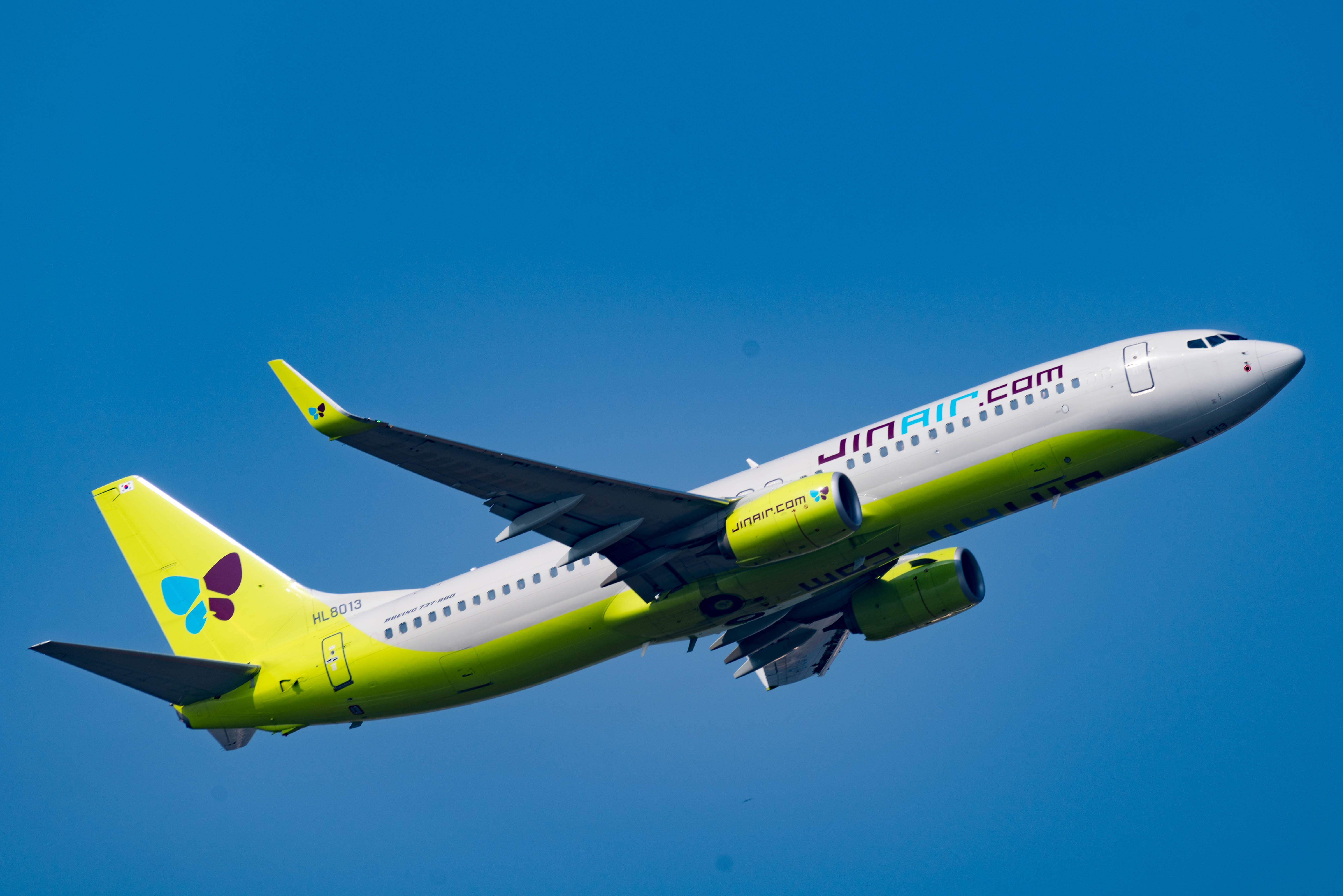 jin_air_boeing_737-8shwl_hl8013_25232767152