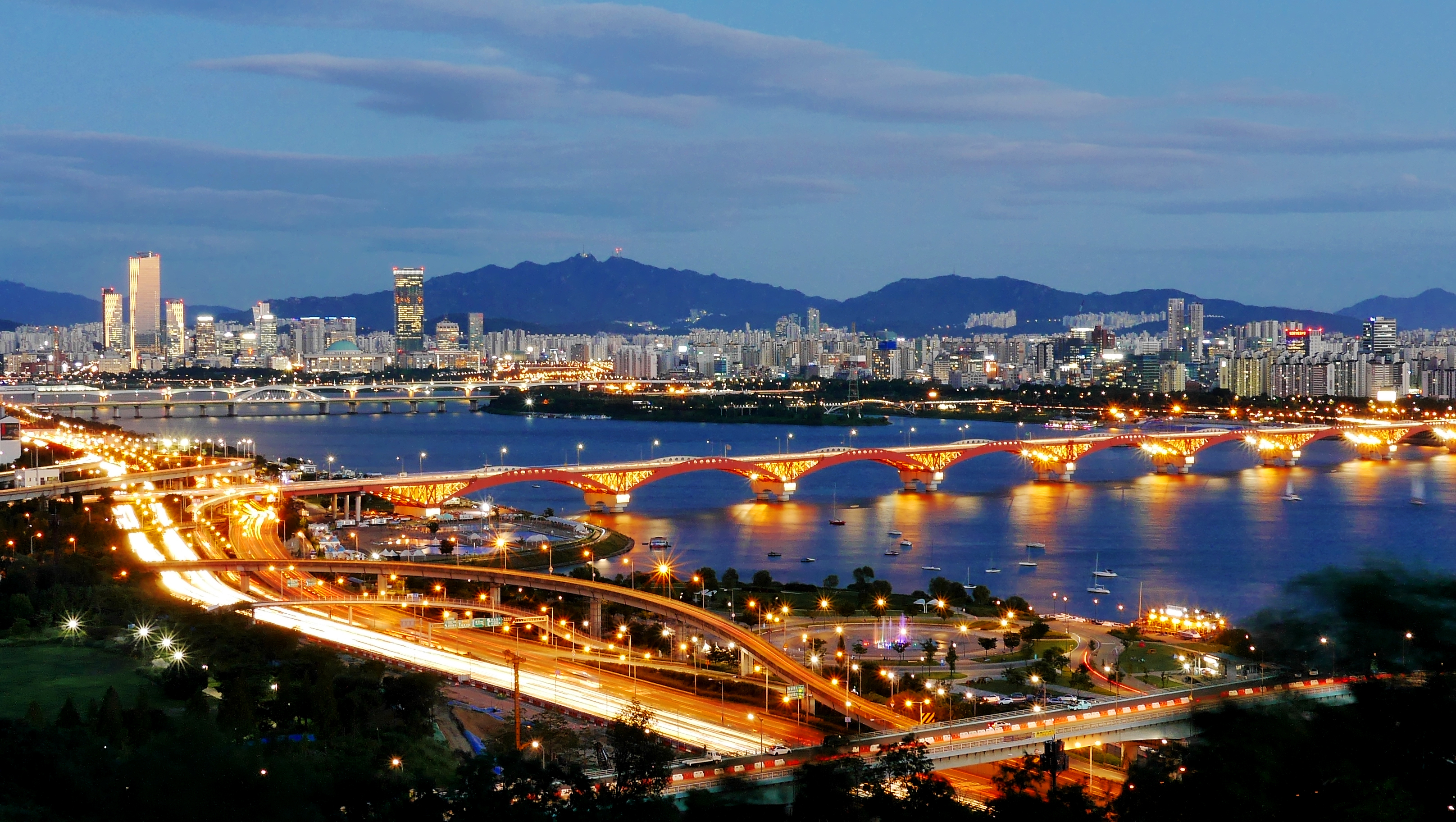 Seongsan Bridge and the Han River