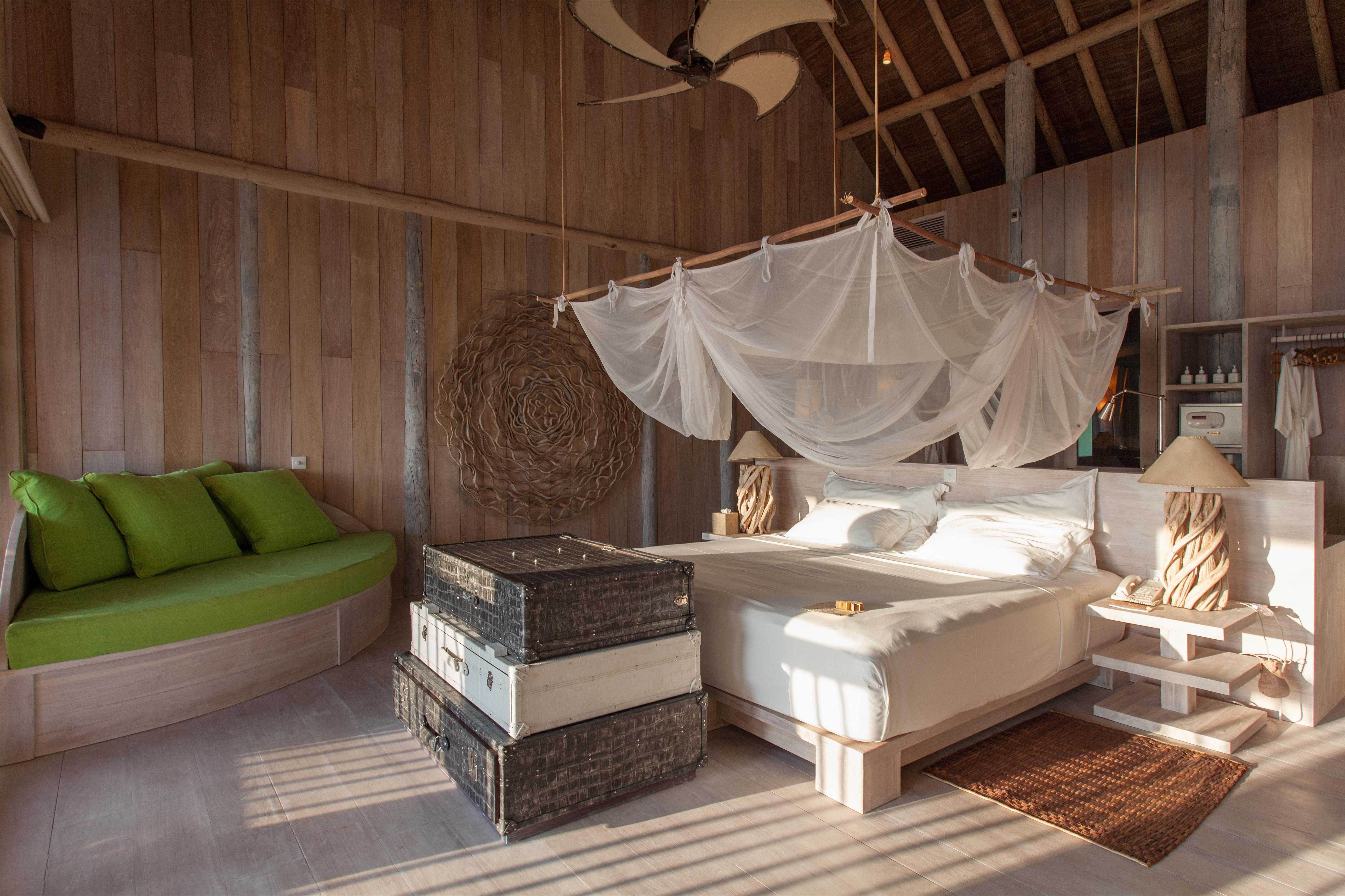 024-sf-soneva_fushi_villa_one_guest_bedroom1_by_sandro_bruecklmeier