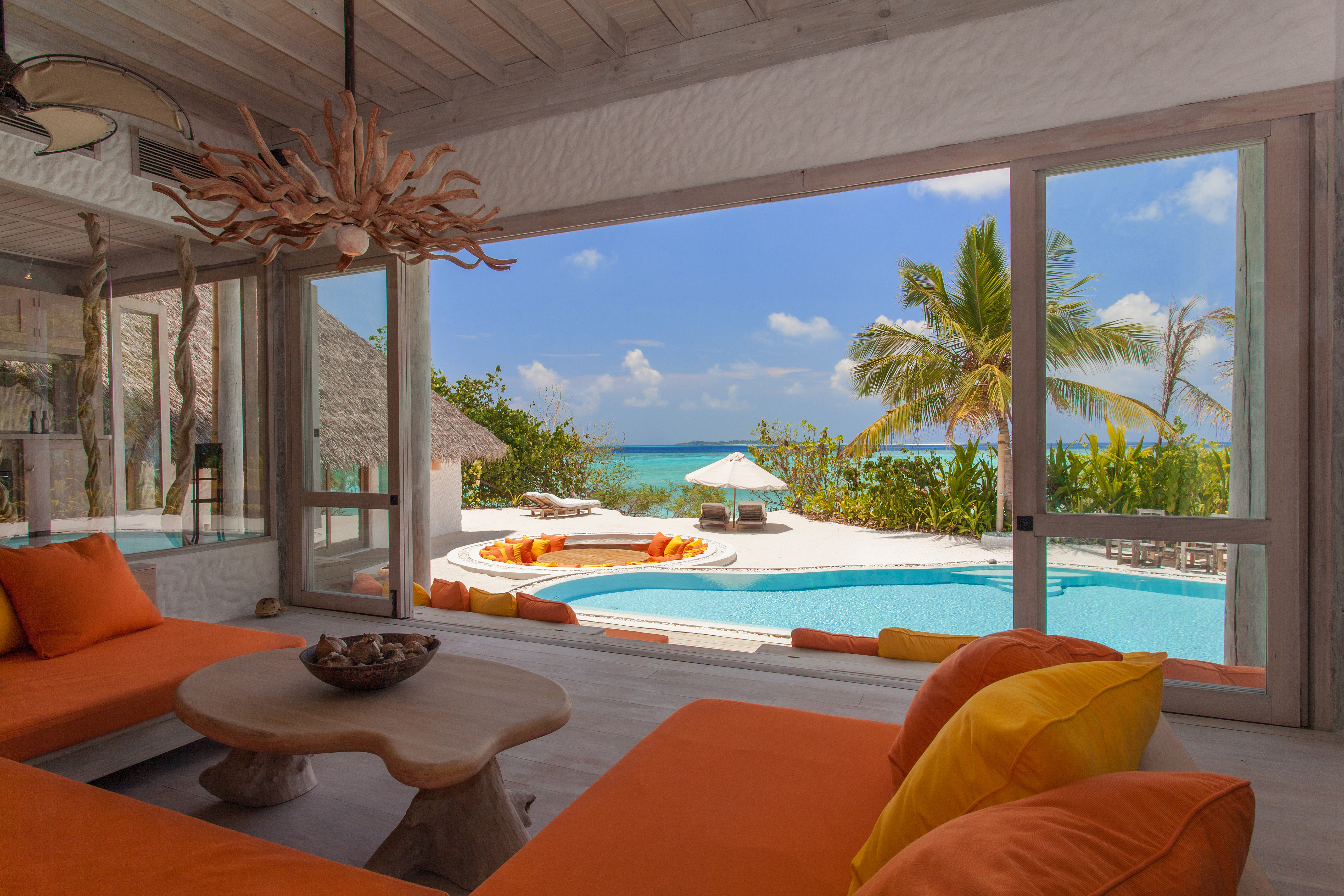 026-sf-soneva_fushi_villa_one_relaxing_area_seaview_by_sandro_bruecklmeier