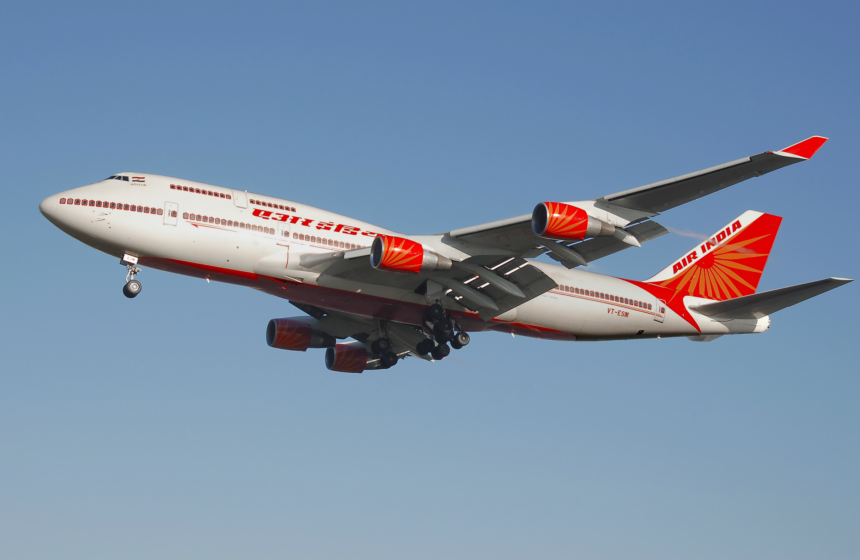 air_india_b747-400_vt-esm_lands_arp