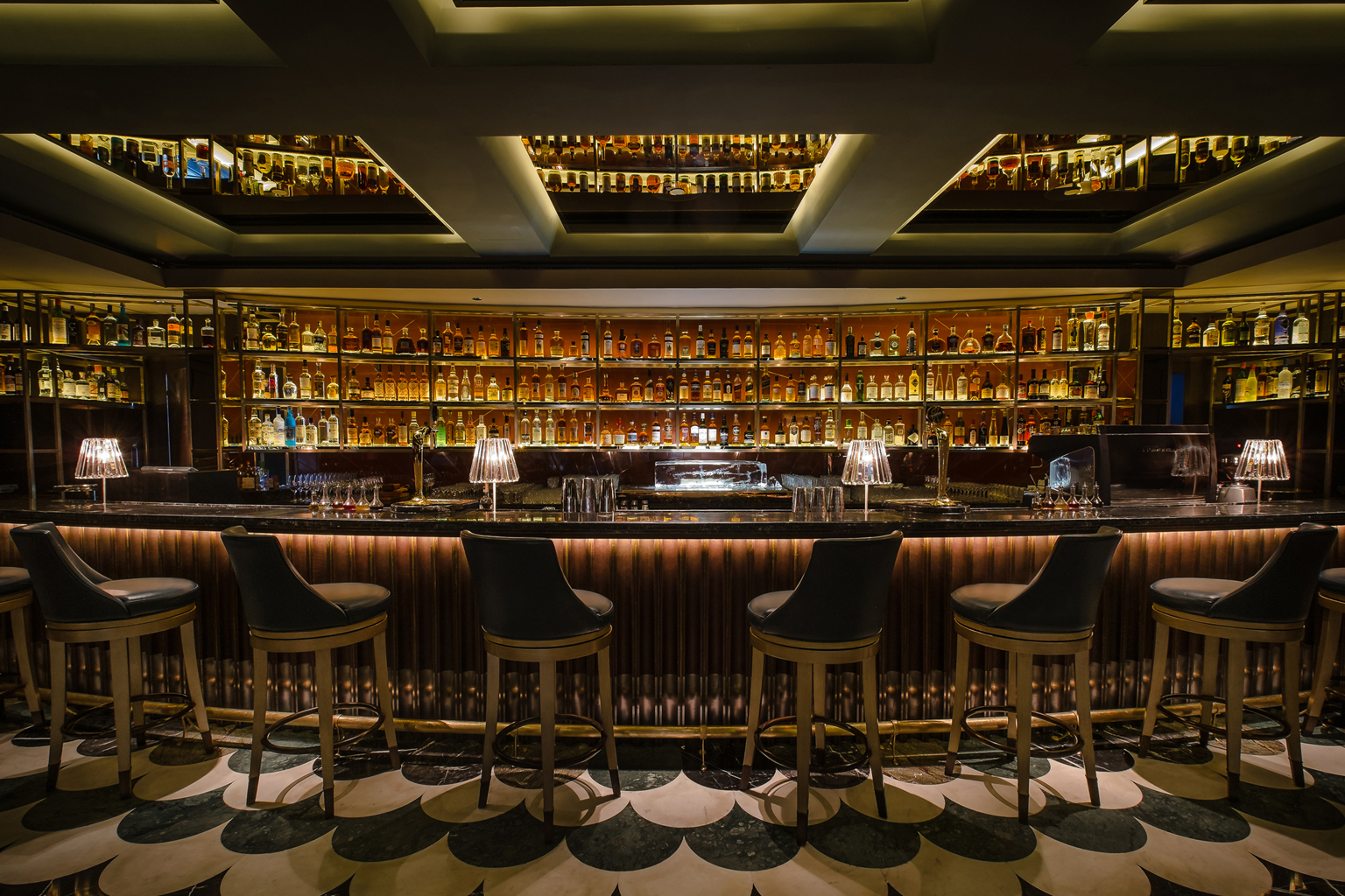 ARBARS08 -Caption: Manhattan Bar clinched the 11th spot at the World's 50 Best Bar Awards 2016. Source: Regent Singapore, A Four Seasons Hotel ##########bar##########SEE CAPTION
