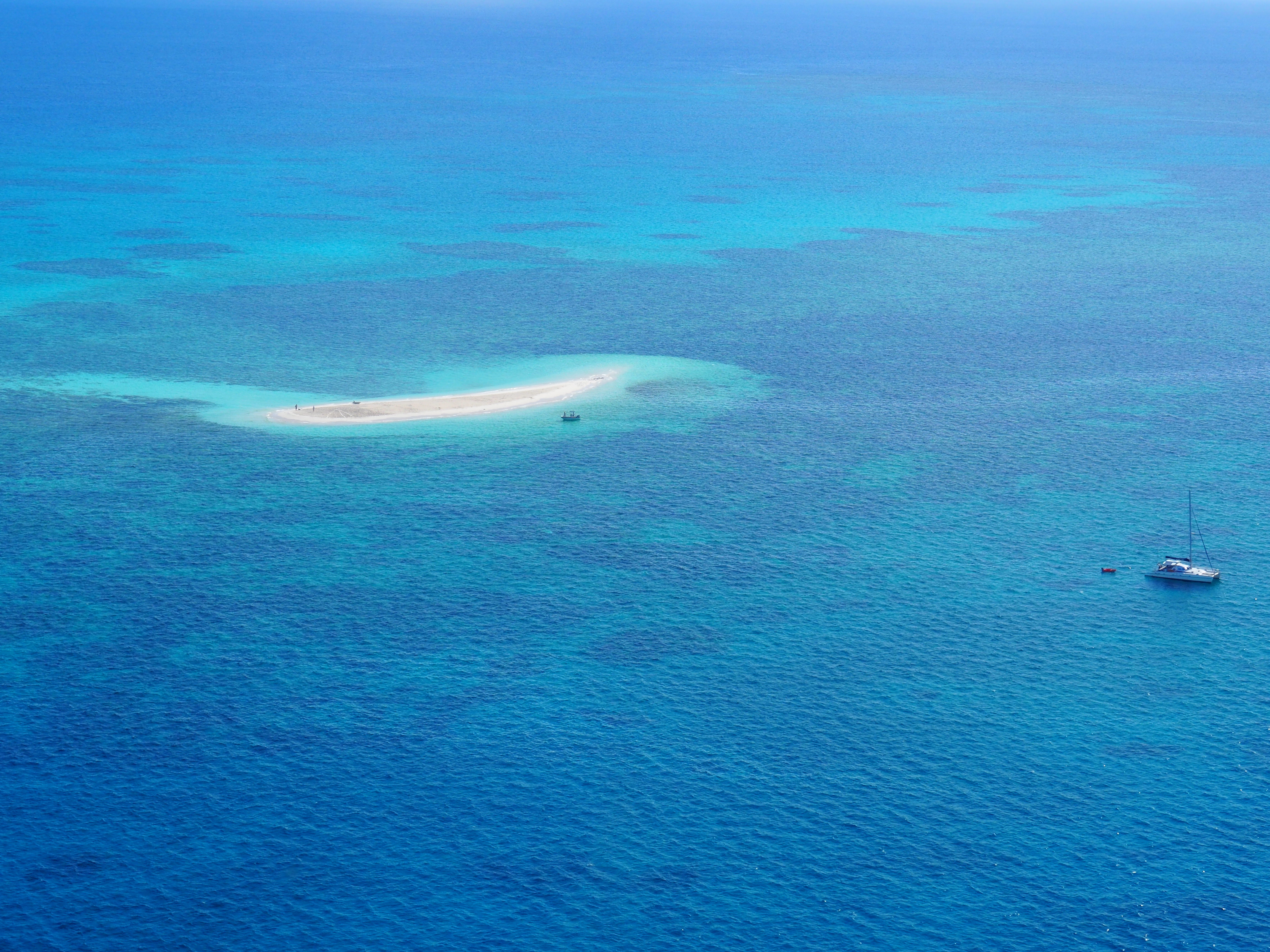 Выберите самый большой океан. Большой Барьерный риф 4к. Островок в море. Самое неизученное место океана. Лодки острова яп.